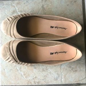 NWOB American Eagle Tan Flats Shoes Size 7